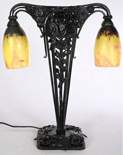 Lampe de bureau ou à poser à 2 lumières.
Monture...