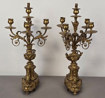 Garniture de cheminée en bronze doré et ciselé.
Comprend...
