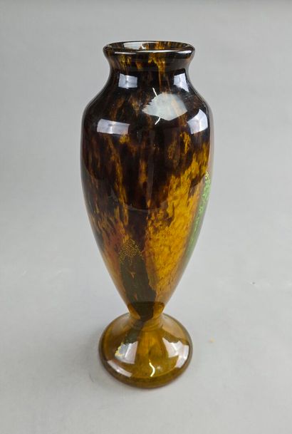 DAUM FRANCE
Important vase sur piédouche...