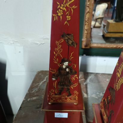 Paire d'obélisques en tôle laquée à décor...