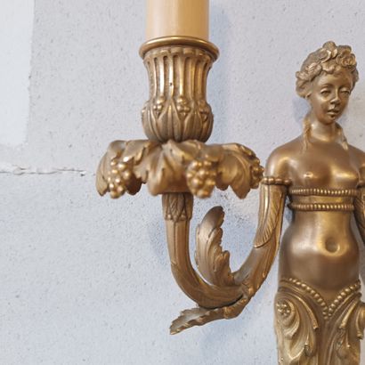 Paire d'appliques en bronze doré et ciselé...