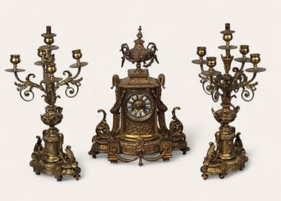 Garniture de cheminée en bronze doré et ciselé.
Comprend...