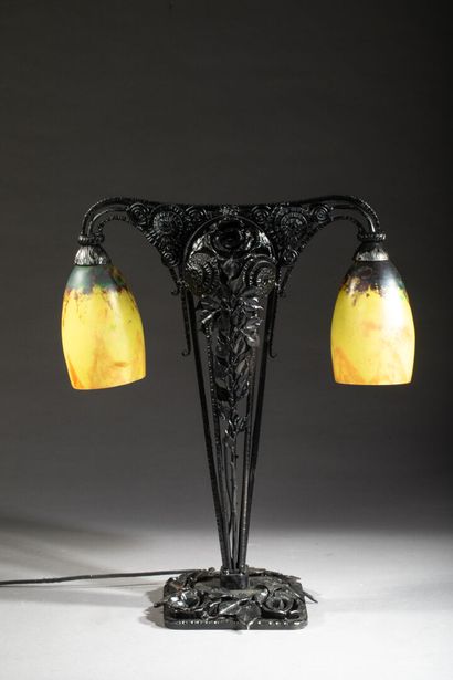 Lampe de bureau ou à poser à 2 lumières.
Monture...