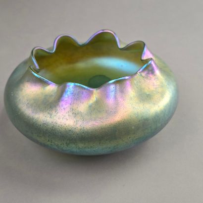 Johann LOETZ (1836-1947)
Coupe en verre irisé....