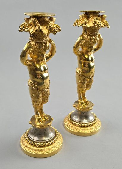 Paire de bougeoirs en bronze doré.
Décor...