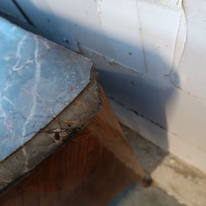 Commode sauteuse galbée toute face en placage...