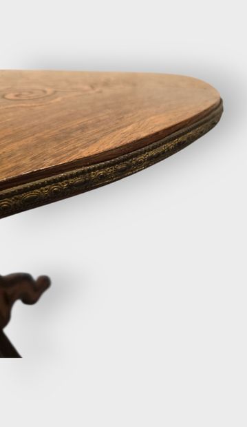 Paire de guéridons en placage de bois de...