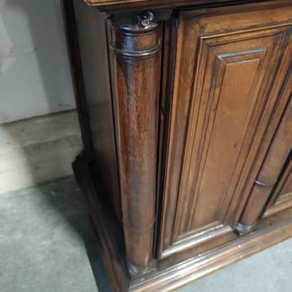 Joli meuble en cabinet à retrait en noyer...