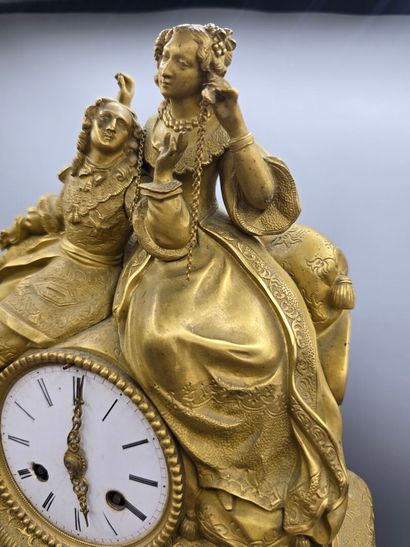 Pendule ou horloge romantique en bronze doré...
