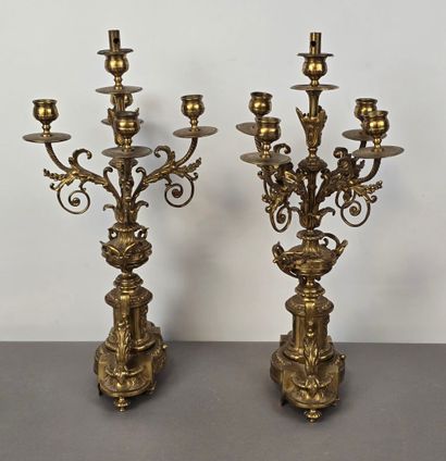 Garniture de cheminée en bronze doré et ciselé.
Comprend...