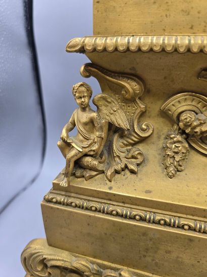Pendule ou horloge romantique en bronze doré...