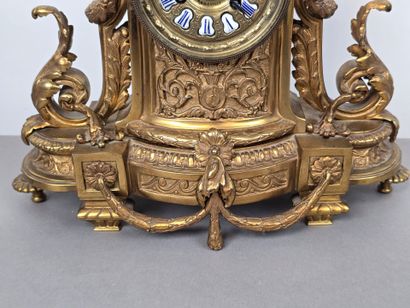 Garniture de cheminée en bronze doré et ciselé.
Comprend...