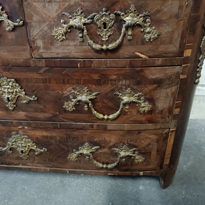 Commode en bois de placage et amourette ouvrant...