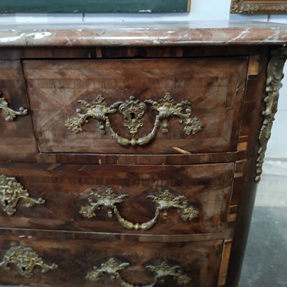 Commode en bois de placage et amourette ouvrant...