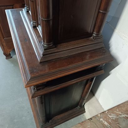 Joli meuble en cabinet à retrait en noyer...