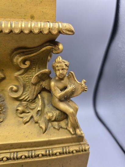 Pendule ou horloge romantique en bronze doré...