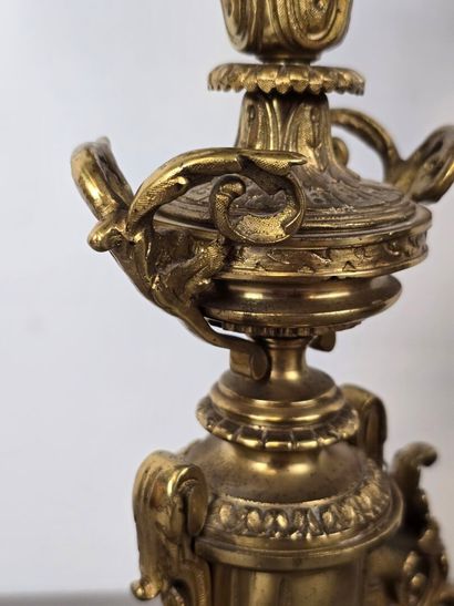 Garniture de cheminée en bronze doré et ciselé.
Comprend...