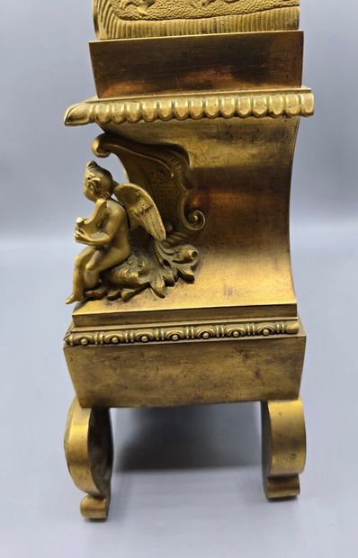 Pendule ou horloge romantique en bronze doré...