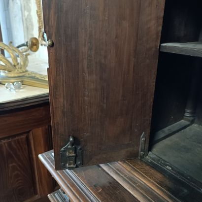 Joli meuble en cabinet à retrait en noyer...