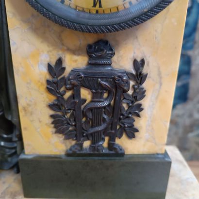 Pendule borne en marbre jaune de Sienne et...