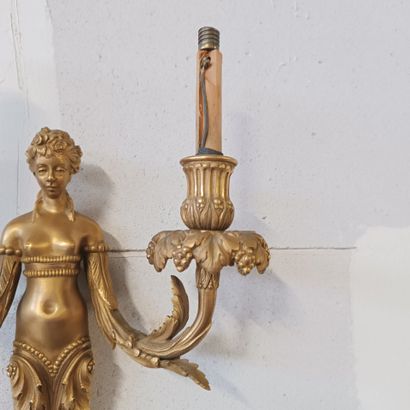 Paire d'appliques en bronze doré et ciselé...