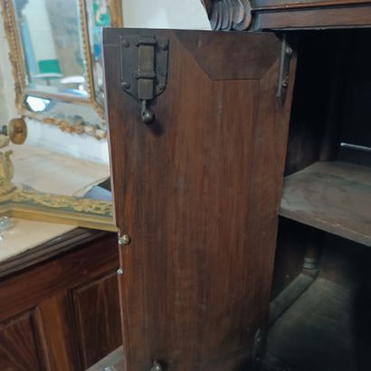 Joli meuble en cabinet à retrait en noyer...