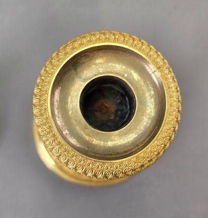 Paire de bougeoirs en bronze doré et ciselé...