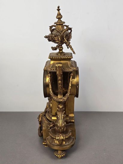 Garniture de cheminée en bronze doré et ciselé.
Comprend...