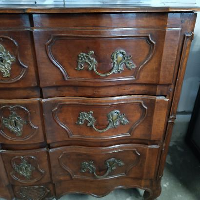 Commode à façade galbée en 