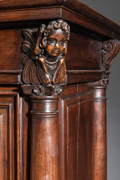 Joli meuble en cabinet à retrait en noyer...