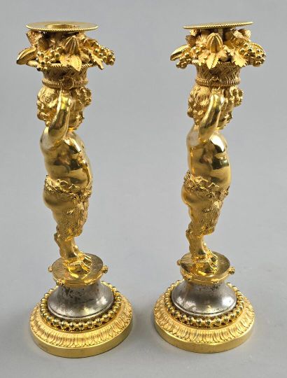 Paire de bougeoirs en bronze doré.
Décor...