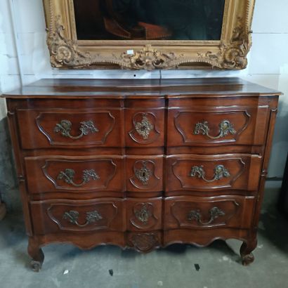 Commode à façade galbée en 