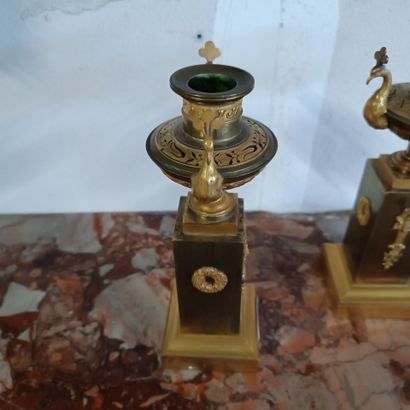 Paire de cassolettes formant brûle-parfum...