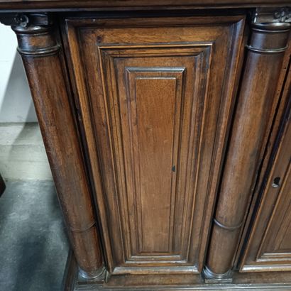 Joli meuble en cabinet à retrait en noyer...