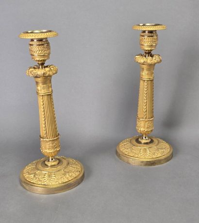 Paire de bougeoirs en bronze doré et ciselé...