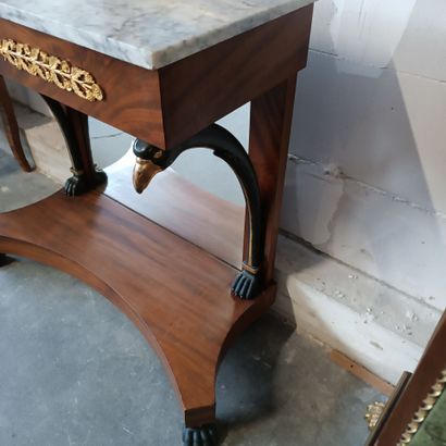 Console d'entre-deux en acajou et placage...