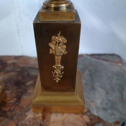 Paire de cassolettes formant brûle-parfum...