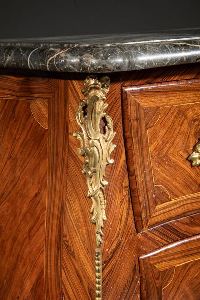 Commode sauteuse galbée toute face en placage...