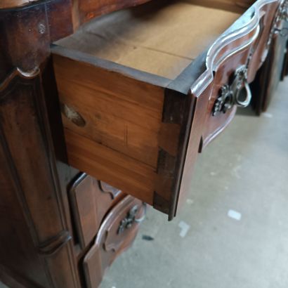 Commode à façade galbée en 