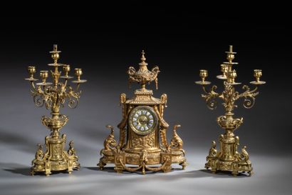 Garniture de cheminée en bronze doré et ciselé.
Comprend...