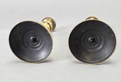 Paire de bougeoirs en bronze doré et ciselé...