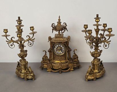 Garniture de cheminée en bronze doré et ciselé.
Comprend...