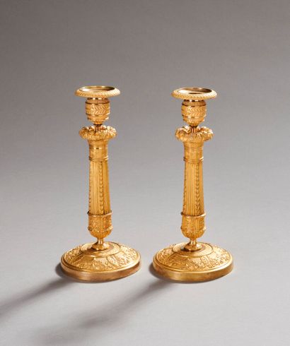 Paire de bougeoirs en bronze doré et ciselé...