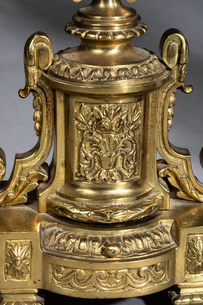 Garniture de cheminée en bronze doré et ciselé.
Comprend...