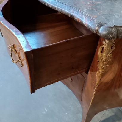 Commode sauteuse galbée toute face en placage...