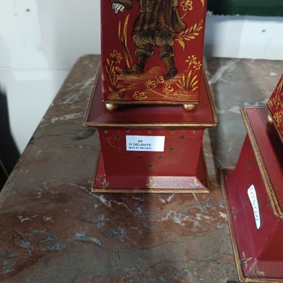 Paire d'obélisques en tôle laquée à décor...