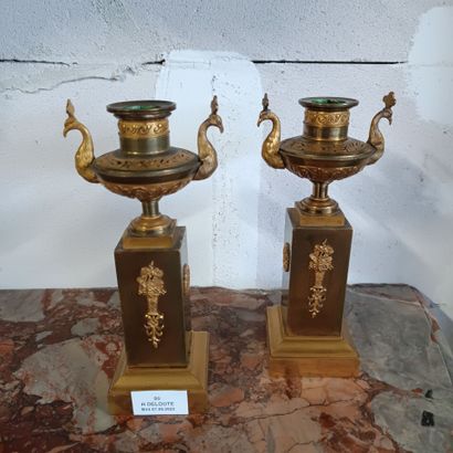 Paire de cassolettes formant brûle-parfum...