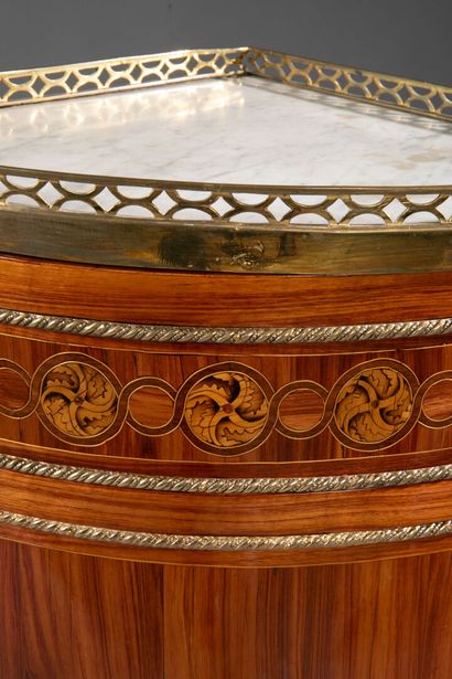 Paire d'encoignures Louis XVI en demi-lune...