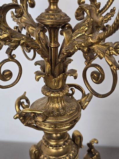 Garniture de cheminée en bronze doré et ciselé.
Comprend...