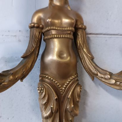 Paire d'appliques en bronze doré et ciselé...